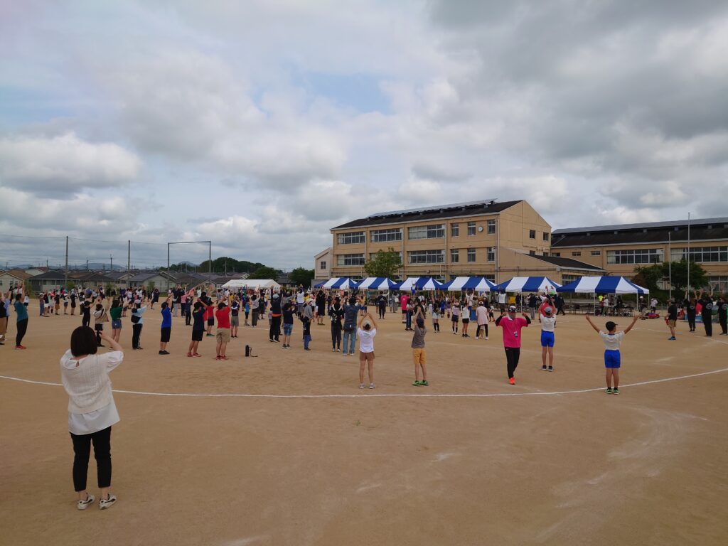 ![けやき台大運動会の様子｜校庭に集まった地域の人々]